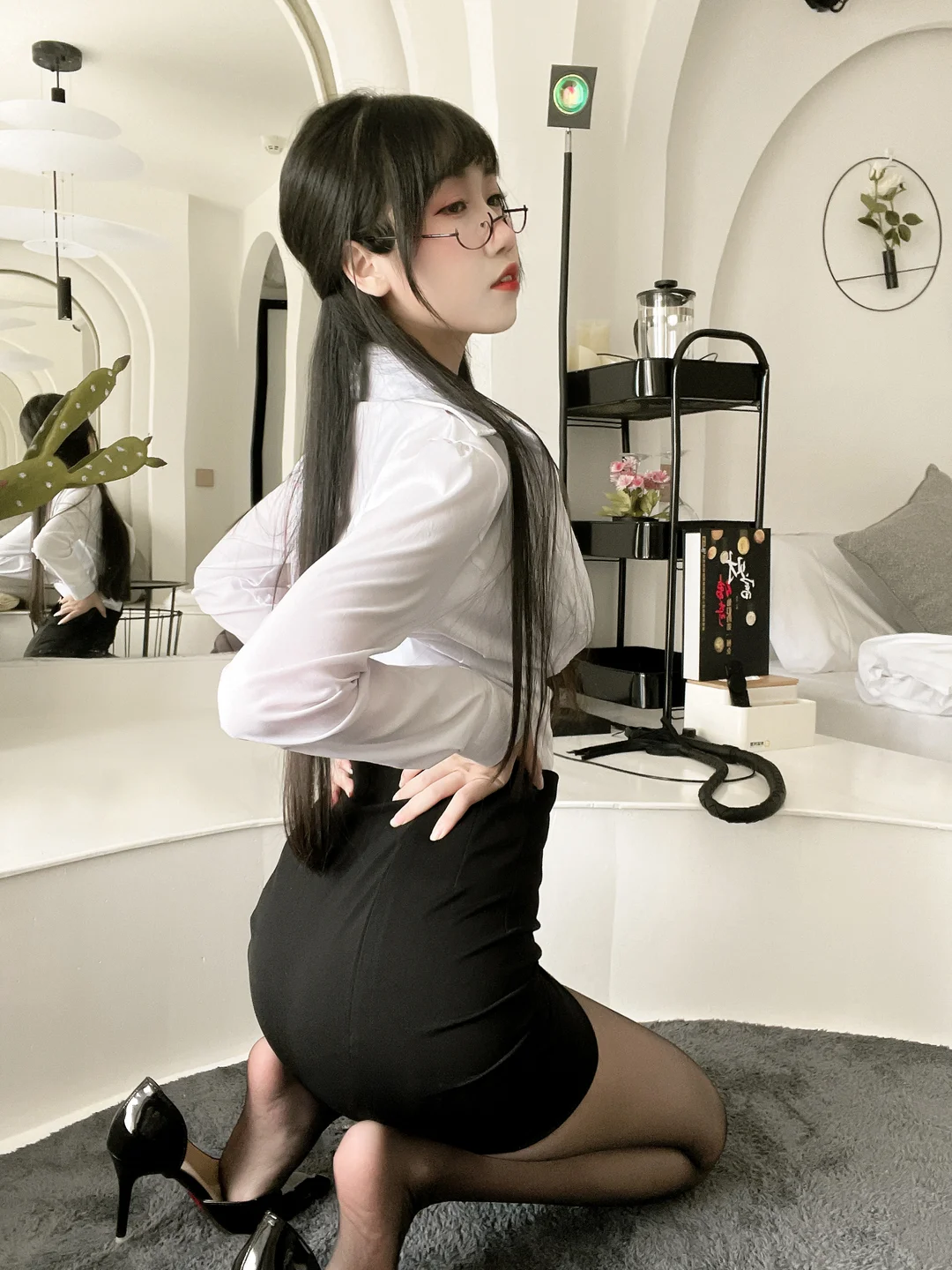 不呆猫 - 黑丝包臀OL [24P,5V-908MB] tg@simisebaisi 【丝足阁】016.webp